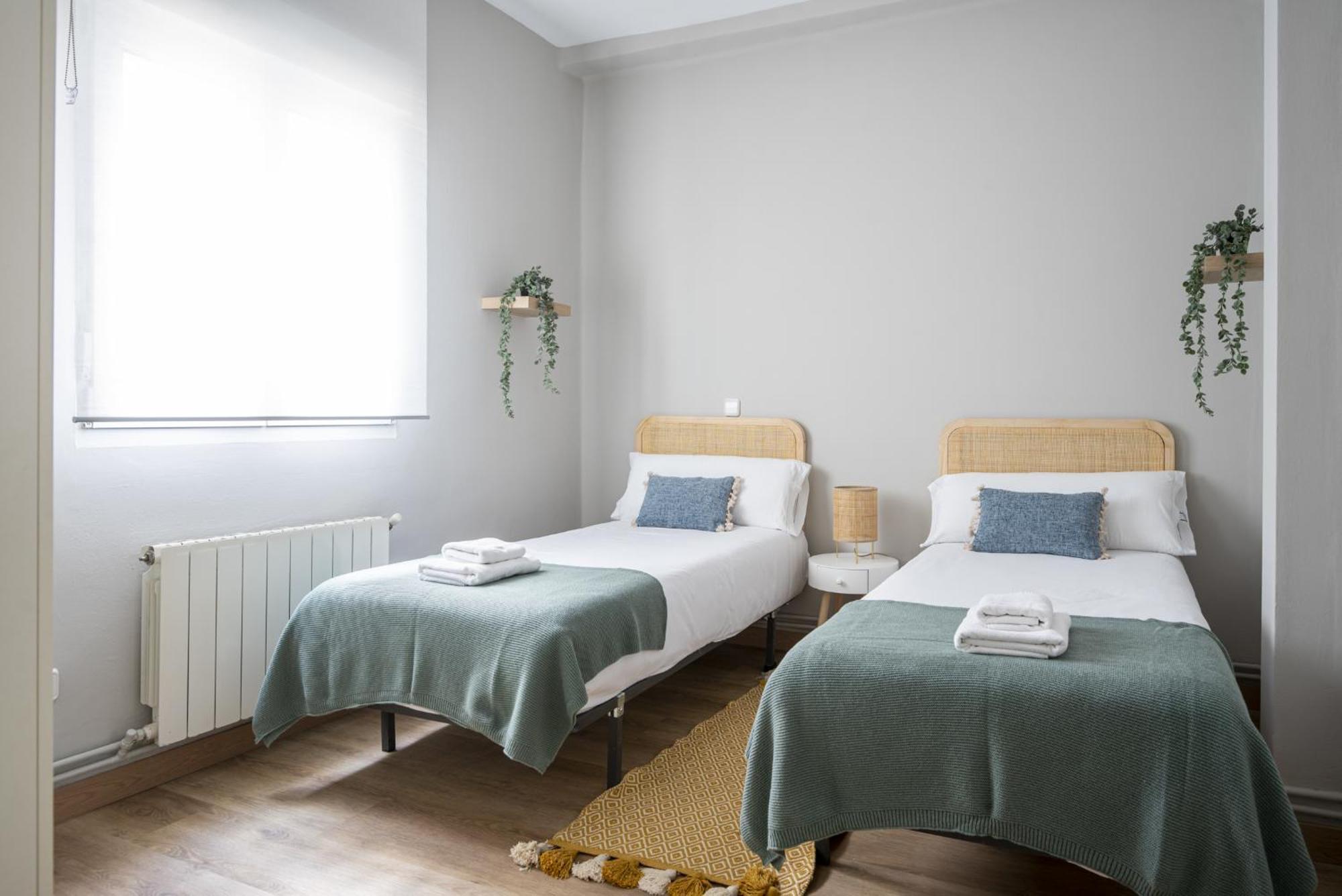 Espaciosa Casa Con 3 En *